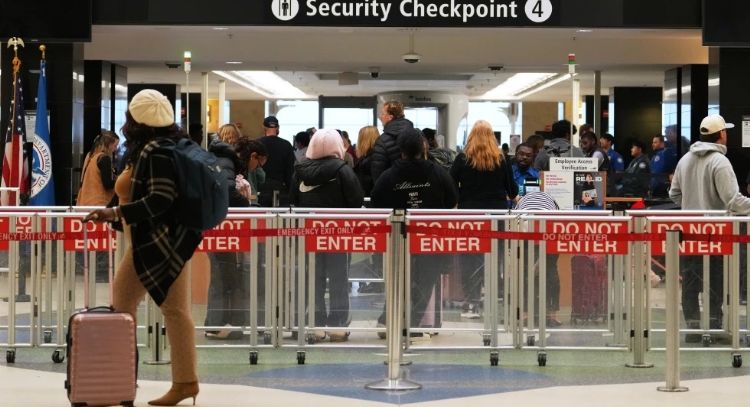 China instó a viajeros evitar el aeropuerto de Seattle después de que EU negó entrada a académicos