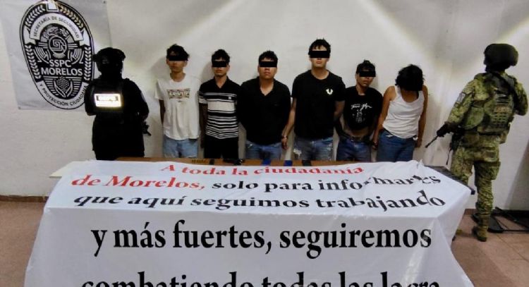 Detienen a 6 presuntos integrantes de La Familia Michoacana cuando colocaban narcomanta en Morelos