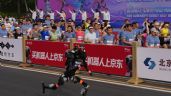Foto ilustrativa de la nota titulada: Robot humanoide gana su carrera en Beijing y supera el récord mundial humano