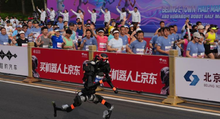 Robot humanoide gana su carrera en Beijing y supera el récord mundial humano