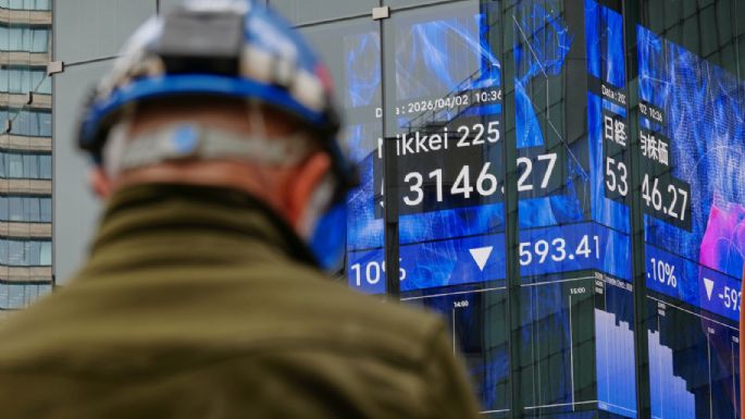 Petróleo sube 6 por ciento y bolsas de Asia caen tras el mensaje de Trump sobre la guerra