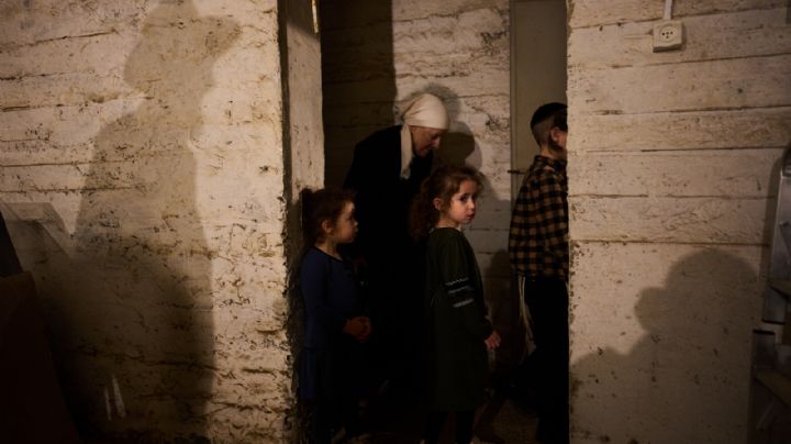 Irán lanza misiles contra Israel y vecinos del golfo mientras Trump habla de poner fin a la guerra