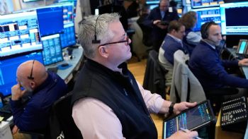 Suben el petróleo y las acciones mientras el pulso EU-Irán se mantiene en vilo el estrecho de Ormuz