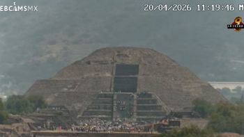 Así fue el momento del ataque en la Pirámide de la Luna de Teotihuacán captado por Webcams