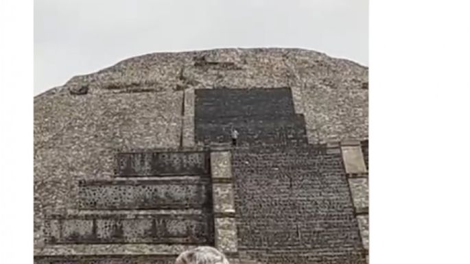 Asesinan a turista en Teotihuacán; sujeto se sube a la Pirámide de la Luna y dispara (Video)