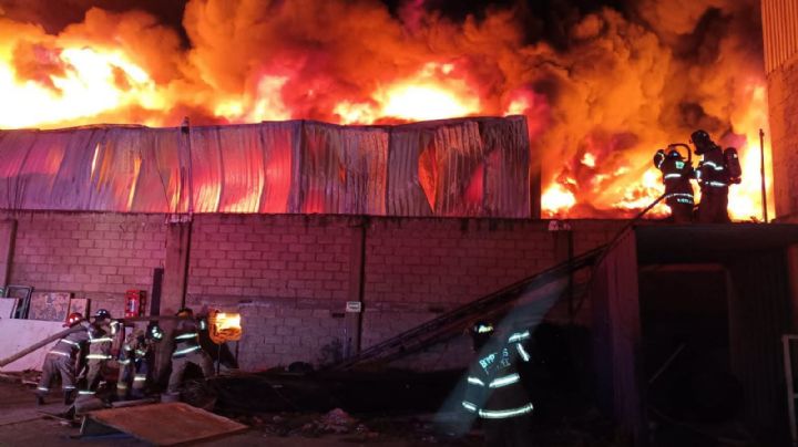 Incendio en fábrica en Ecatepec moviliza a más de 300 elementos de emergencia (Video)