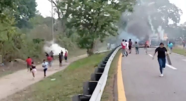Desalojo en Villa Comaltitlán; rescatan a funcionarios retenidos y liberan carretera costera (Video)