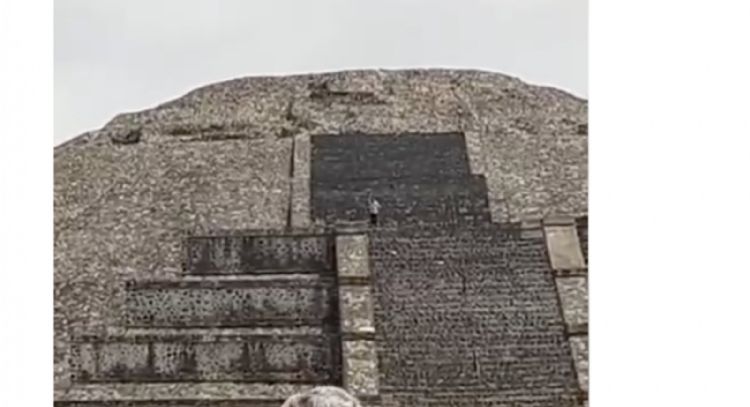 Asesinan a turista en Teotihuacán; sujeto se sube a la Pirámide de la Luna y dispara (Video)