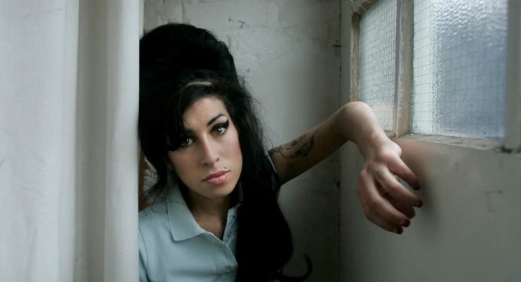 Padre de Amy Winehouse pierde demanda contra dos mujeres que vendieron sus objetos sin su permiso