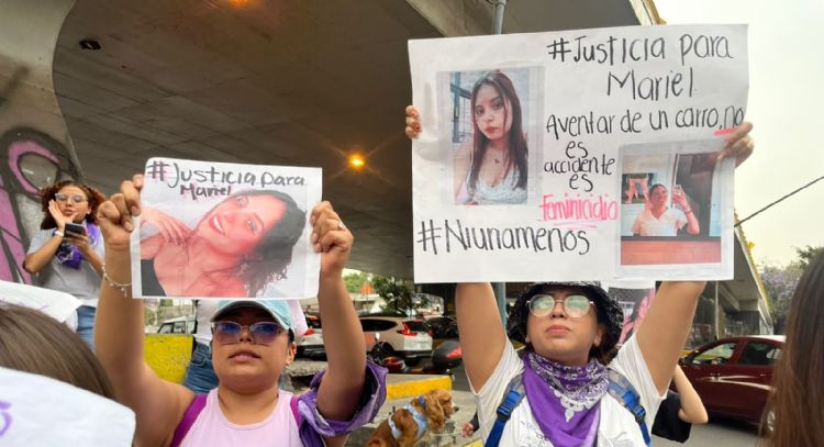 Exigen investigar como feminicidio el caso de Karen, presuntamente arrojada de un auto en movimiento