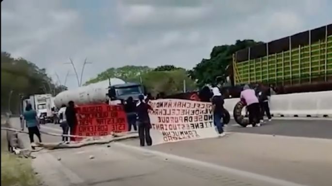 Normalistas bloquean la carretera Campeche-Mérida; exigen apoyo de Layda Sansores