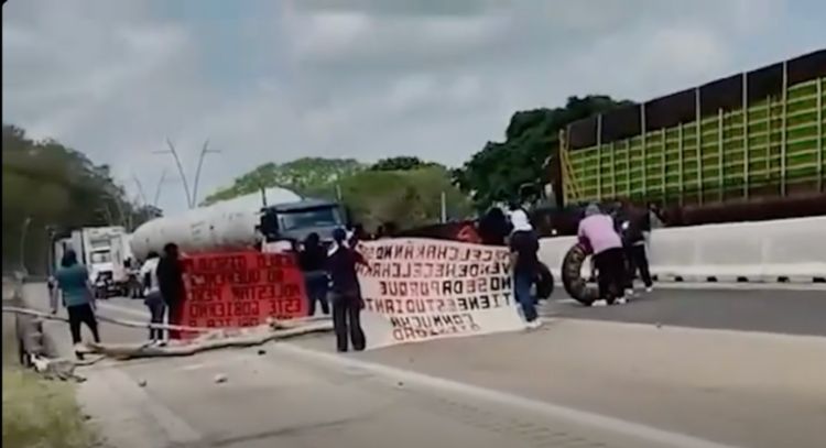 Normalistas bloquean la carretera Campeche-Mérida; exigen apoyo de Layda Sansores