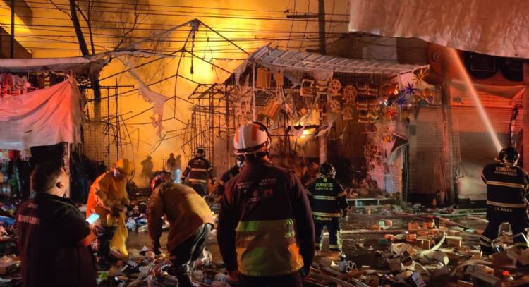 Bomberos de la CDMX combaten un incendio en la zona de La Merced (Video)