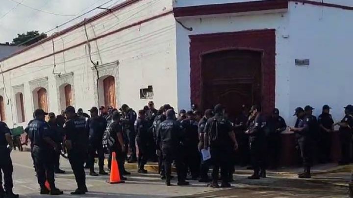 Policías toman el Palacio Municipal de Jonuta; denuncian recortes salariales y falta de equipo