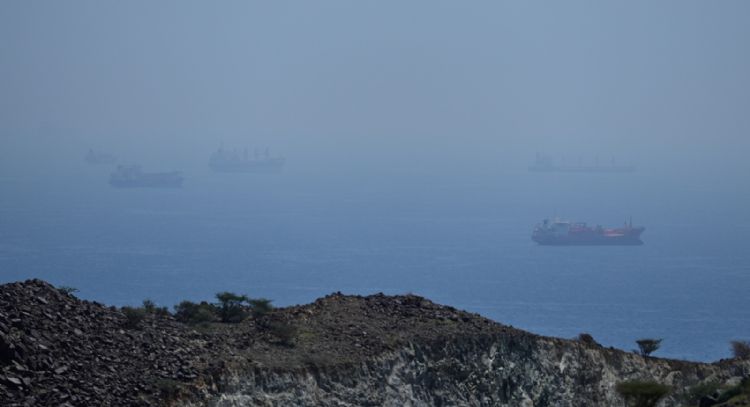 Irán dispara contra tres buques en el estrecho de Ormuz, complicando los esfuerzos diplomáticos