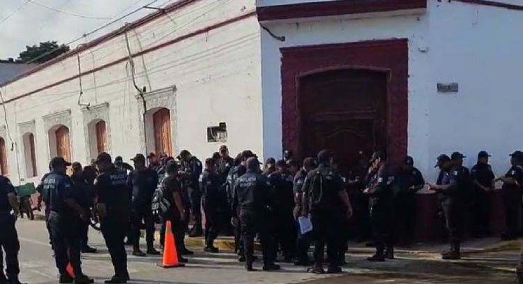 Policías toman el Palacio Municipal de Jonuta; denuncian recortes salariales y falta de equipo
