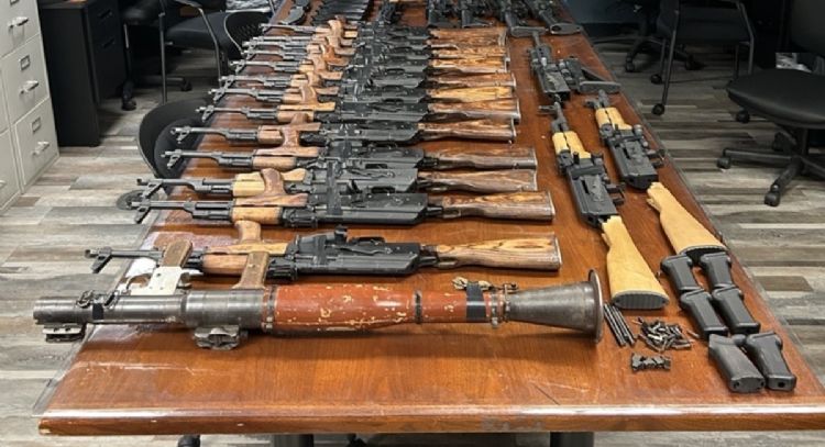 Agentes de la CBP detienen a una estadunidense que intentó introducir un arsenal México