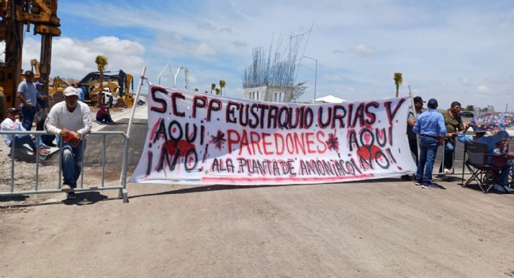 Manifestantes revientan inicio de obra de planta de metanol y hacen huír a Rubén Rocha