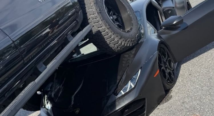 Mujer aplasta un Lamborghini con su camioneta en Florida (Video)