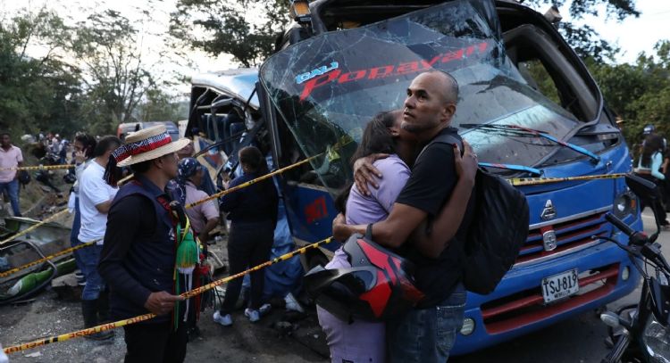 Un artefacto explosivo mata a 13 personas y hiere a 38 en autobús en Colombia