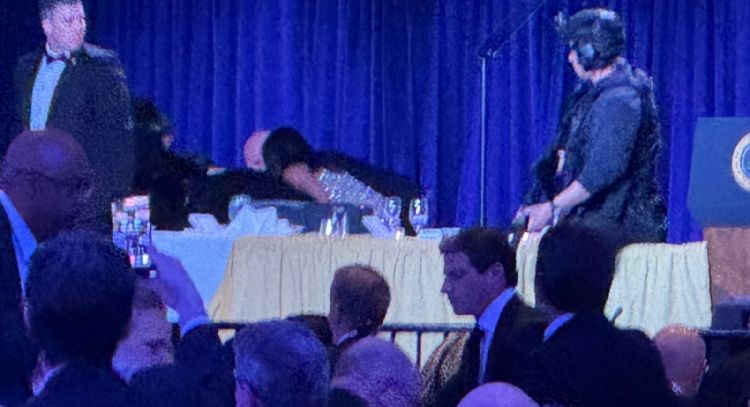 Así evacuaron a Trump y JD Vance tras los disparos en la cena de corresponsales (Video)