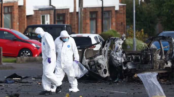Estalla coche bomba fuera de comisaría de policía en Irlanda del Norte