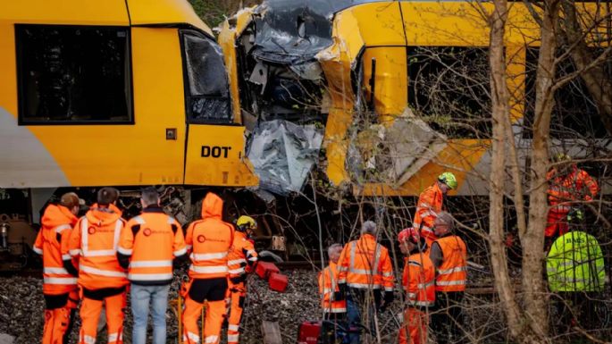 Dos trenes chocan en Dinamarca; hay cinco personas en estado crítico (Video)