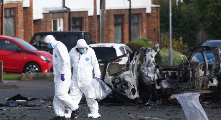 Estalla coche bomba fuera de comisaría de policía en Irlanda del Norte