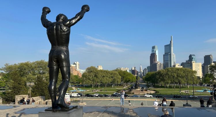 Museo de Filadelfia lleva la estatua de Rocky al interior tras décadas de tensión
