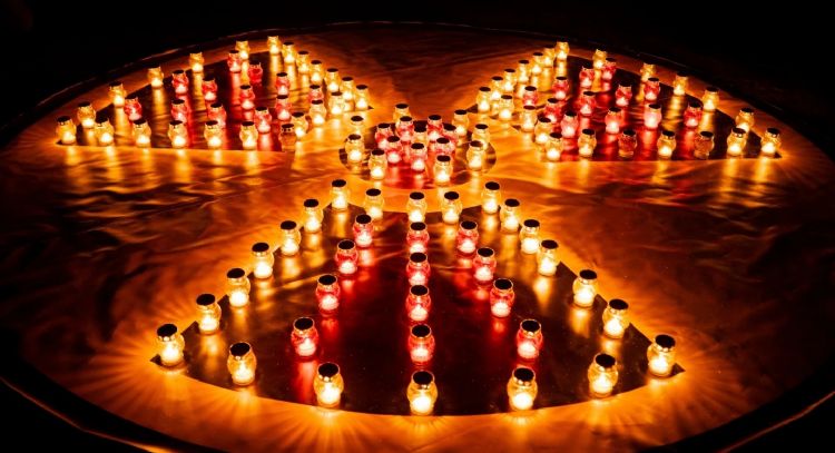 Una ciudad ucraniana aún se reúne para la vigilia de medianoche en memoria de Chernóbil