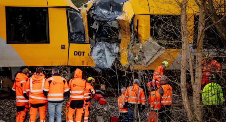 Dos trenes chocan en Dinamarca; hay cinco personas en estado crítico (Video)
