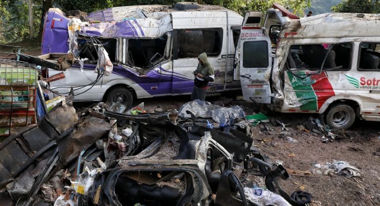Número de muertos por atentado con bomba contra autobús en Colombia asciende a 20