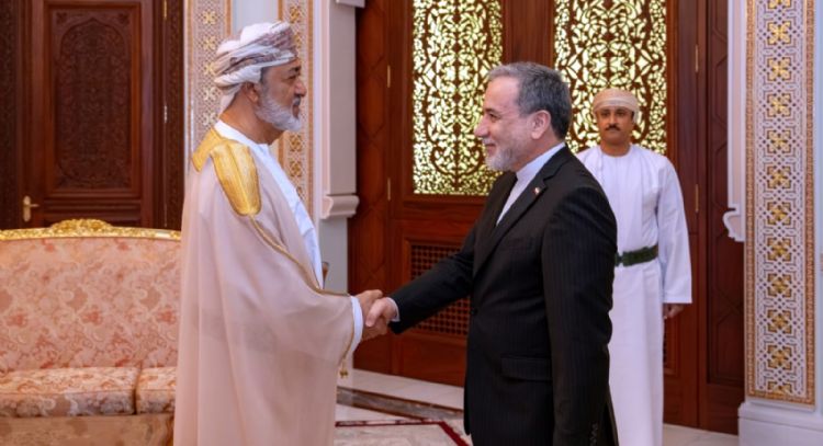 El canciller iraní vuelve brevemente a Pakistán; Trump afirma que se puede dialogar por teléfono