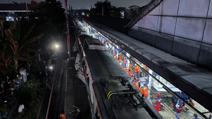 Dos trenes chocan cerca de la capital de Indonesia; hay al menos tres muertos (Videos)