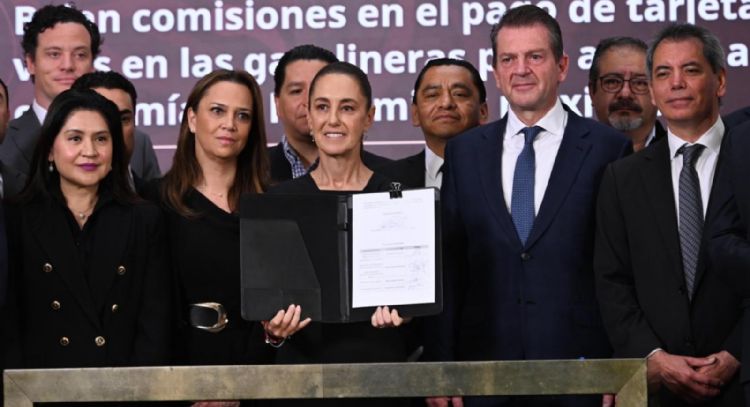 Sheinbaum anuncia pacto con bancos para bajar comisiones en pagos de gasolina con tarjeta