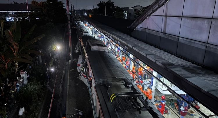 Dos trenes chocan cerca de la capital de Indonesia; hay al menos tres muertos (Videos)