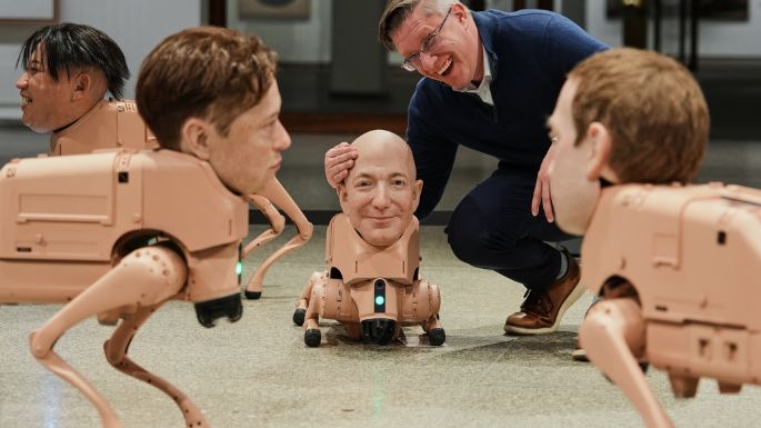 Perros robot con cabezas de Musk y Zuckerberg recorren museo de Berlín en nueva muestra de arte
