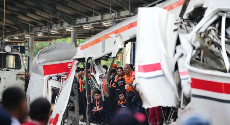 Recuperan los últimos cuerpos de víctimas del accidente ferroviario en Indonesia que dejó 15 muertos