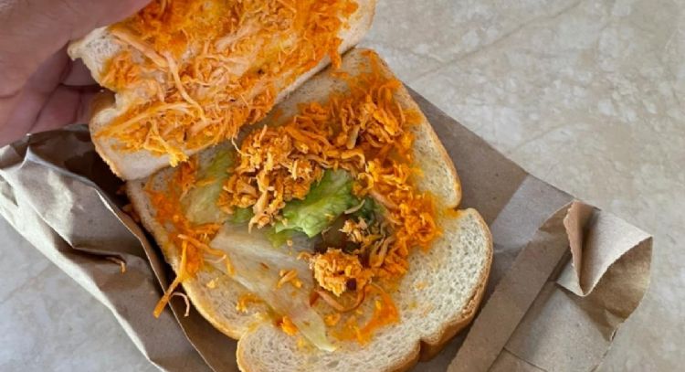 Estudiante se queja de un sándwich, y la universidad lo suspende y lo envía al psicólogo