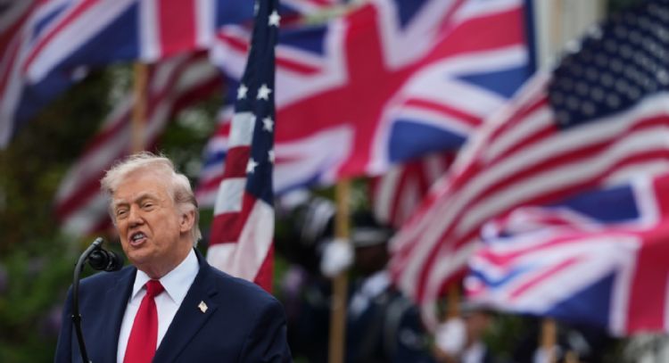 Trump dice que bloqueo es más efectivo que bombardear Irán: "Se están asfixiando como cerdo relleno"