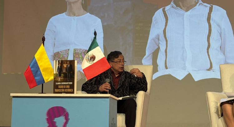 Petro presenta libro de Sheinbaum en Bogotá y critica los progresismos autoritarios