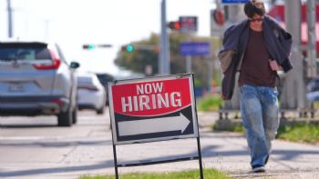 Empleadores de EU sorprenden con 178 mil nuevos puestos; el desempleo baja a 4.3%