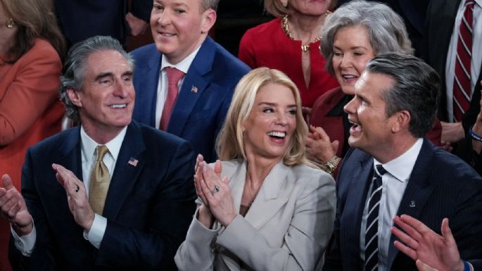 ¿Cómo los archivos de Epstein persiguieron a Pam Bondi como secretaria de Justicia?