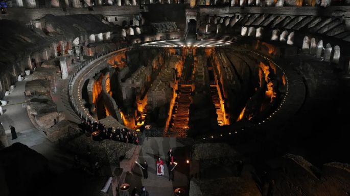 Papa León XIV lleva la cruz en la procesión completa del Viernes Santo