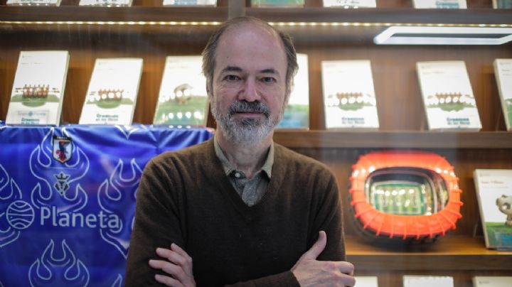 En su nuevo libro Juan Villoro convierte la cancha en una página y la página en una cancha