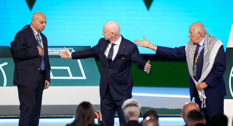 Directivos palestinos e israelíes de futbol se niegan a darse la mano en el Congreso FIFA (Video)