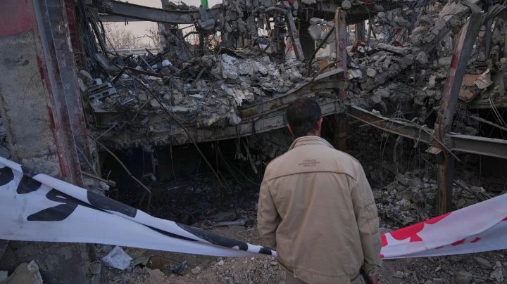 Rescatan con vida a militar de EU que estaba desaparecido tras derribo de avión en Irán