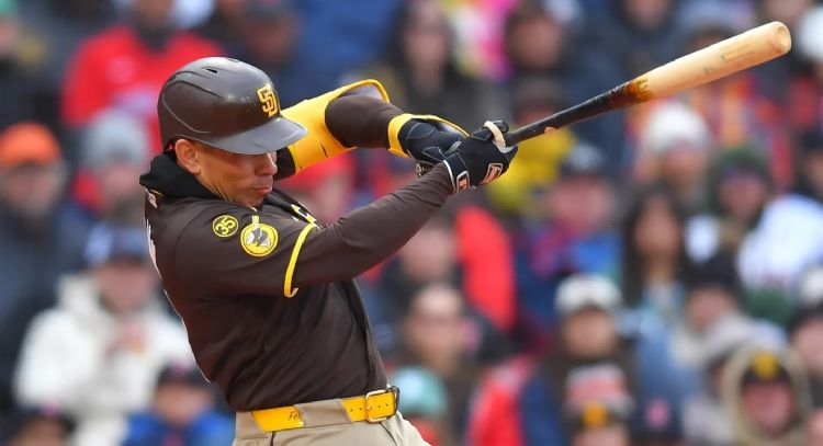 Los Padres vencen a los Red Sox 3-2 en el gélido Fenway Park sobre la novena entrada