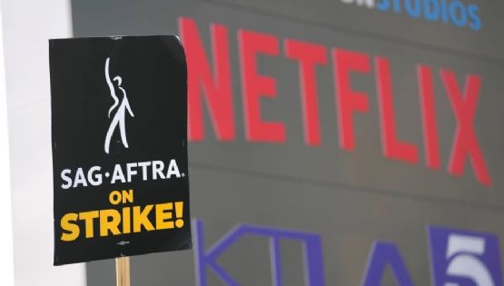 El sindicato de guionistas y los estudios de Hollywood alcanzan un acuerdo preliminar de cuatro años