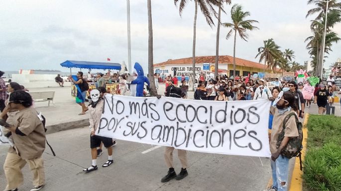Marchan en Veracruz para exigir atención integral al derrame de hidrocarburo
